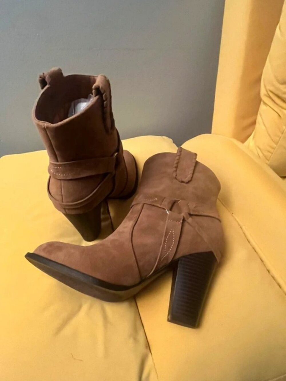 Women Size 8 short boots